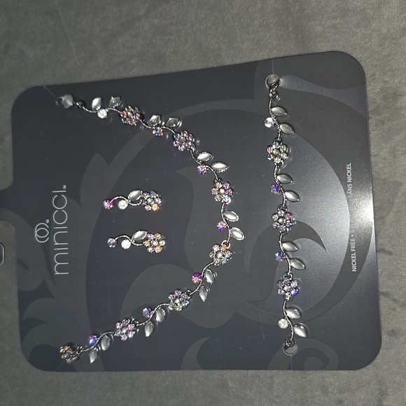 Minicci Jewelry - Minicci Silver and Multicolor Floral Necklace Set